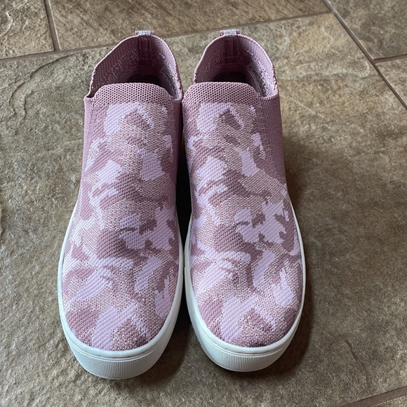 + nwot + WONDER NATION Pink Camo Sneakers - Picture 2 of 7